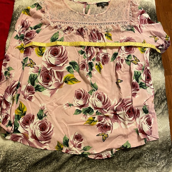 💝 Suzanne Betro Pink lace and cotton floral and butterfly blouse, 2X - Picture 13 of 14
